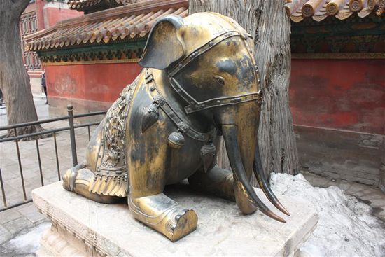 Hier mal kein Wach-Drache sondern ein Wach-Elefant. Man beachte die Stellung seiner Beine...