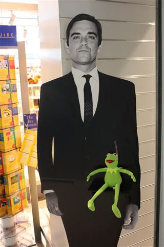Der Robbie Williams! Am Nürnberger Flughafen! Und ich durfte sogar mit ihm für ein Foto posieren!