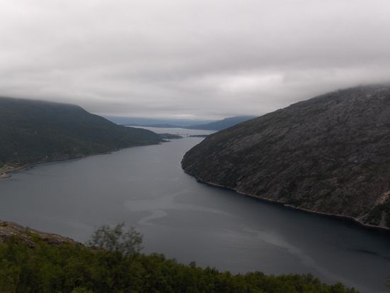 Fahrt am Fjord entlang