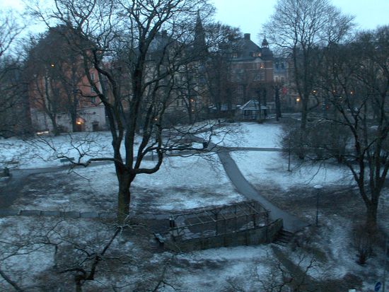 noch nicht viel Schnee im Park vor dem Hotel