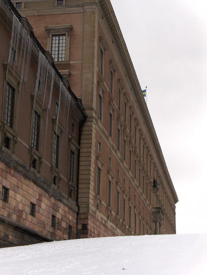 Kungliga Slottet mit Flagge und Schnee