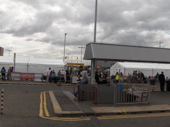 Zelte auf dem Flughafen Heathrow