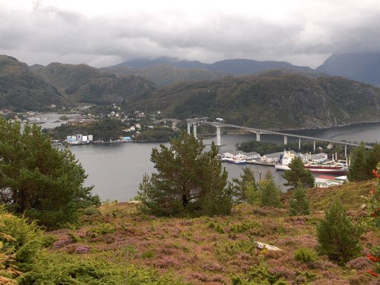 Blick auf die Måløy-Brücke