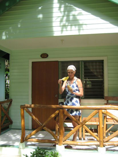 unser bungalow, ich und die leckerste ananas auf der ganzen welt
