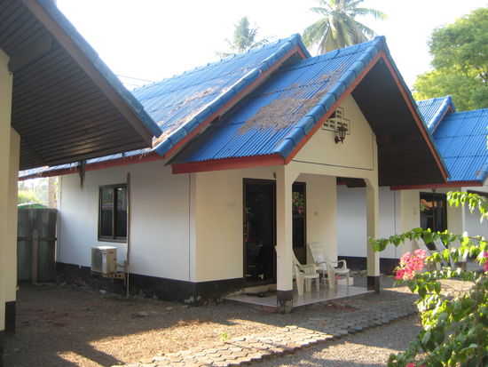 unser blau-weisser Bungalow mit Aircon, Fernseher, hot Shower für 700 Baht (14 Euro) die Nacht