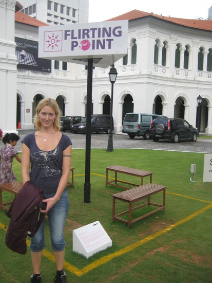 dort setzt man sich hin und wartet auf einen Flirtpartner