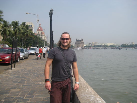 Im Hintergrund das Gate of India