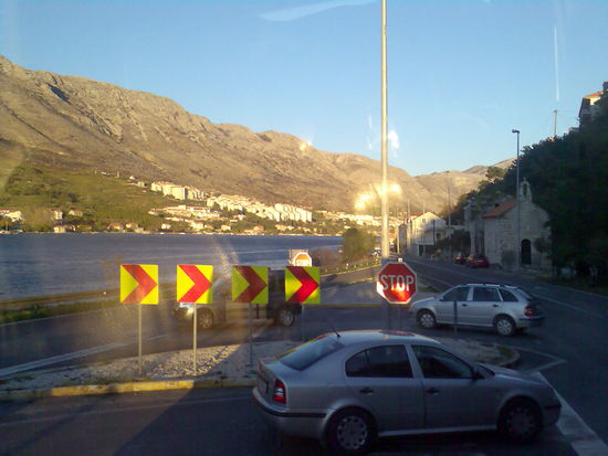 Einfahrt zum Busbahnhof von Dubrovnik in der Abendsonne
