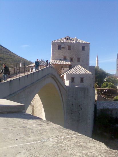 Die 2004 durch Hilfsgelder der UNESCO wiedereröffnete Alte Brücke