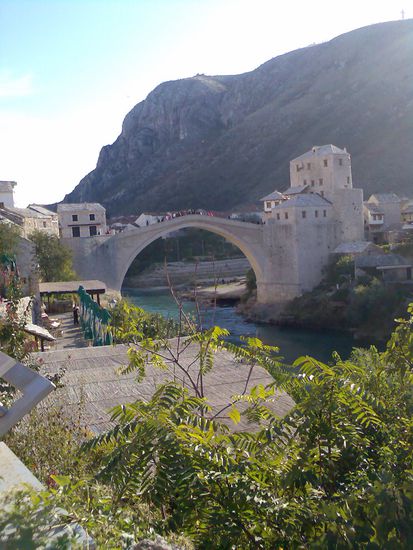Die Stari Most (Alte Brücke) aus osmanischer Zeit überspannt die Neretwa als Wahrzeichen Mostars