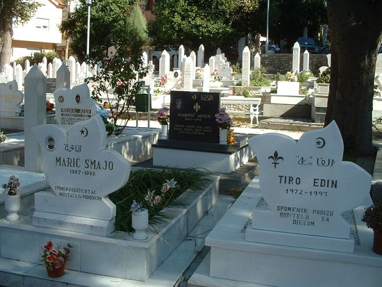 Friedhof für die in den Kriegswirren der Jahre 1992-93 Getöteten im Stadtzentrum des moslemischen Teil Mostars