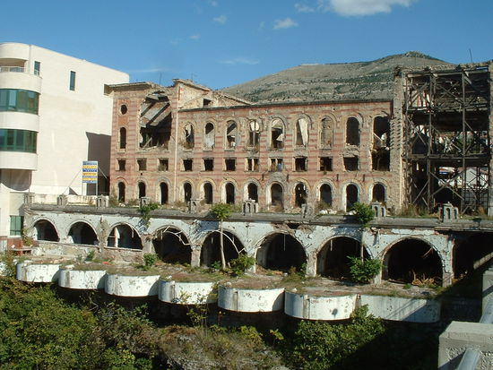Ehemaliges dem Mörserbeschuss zum Opfer gefallenes Grand-Hotel direkt an der Neretwa