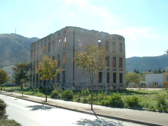 Zerschossenes Gebäude im kroatischen Teil der Stadt nahe des Rondo