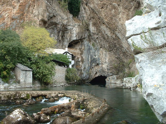 Das Kloster an der Buna-Grotte