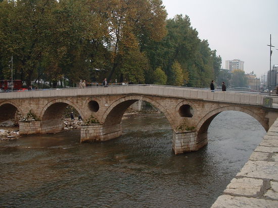 Auf dieser Brücke wurde der österreichisch-ungarische Thronfolger Franz Ferdinand am 28. Juni 1914 erschossen