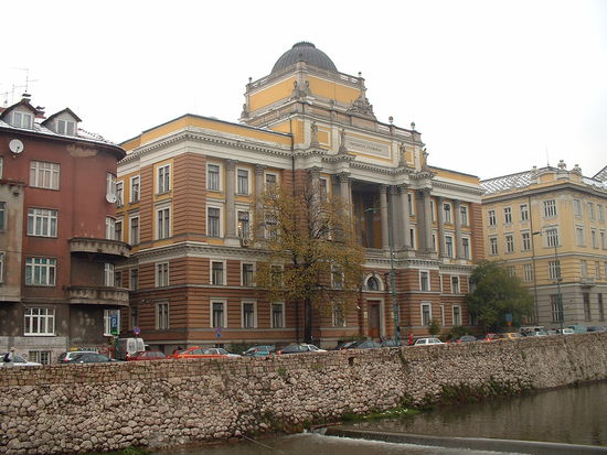 Universitätsgebäude an der Miljacka
