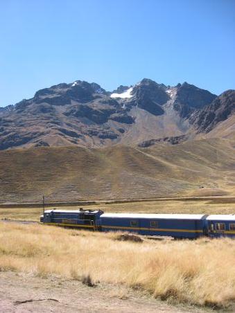 Mit dem Zug durch das Hochland Perus, hier kurzer Pipi-Stopp bei La Raya auf 4.313 m
Avec le train sur les haut plateaux du Peru. Pause Pipi au point le plus haut du trajet a LA RAYA, 4313 m.