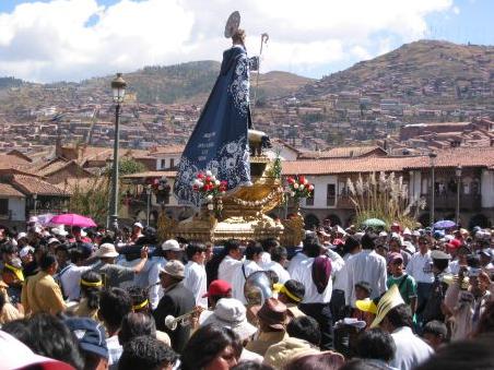 Feierlichkeiten zu Corpus Christi auf dem Plaza del Armas in Cuzco
Corpus Christi sur le "Plaza de Armas"
