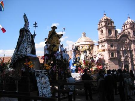 Die Heiligen werden vor der grossen Kathedrale plaziert
Les 15 Saints sont places devant la Cathedrale de Cuzco