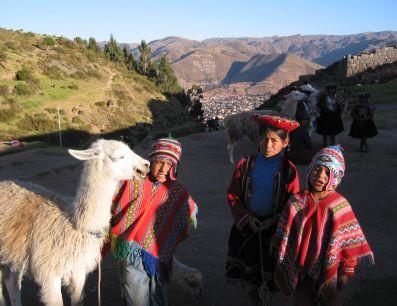 Kinder auf einer Hochebene, im Hintergrund Cuzco
Enfants en habits traditionnels.