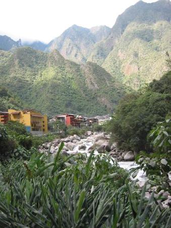 Aguas Calientes mit Eisenbahnanbindung ist im Tal von Machu Picchu nett im Gruenen am Fluss "Rio Urubamba" gelegen
Aguas Calientes - petite ville situee dans la vallee du fleuve Urubamba au pied du Machu Picchu