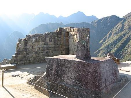 Machu Picchu, hier "der Ort an dem die Sonne angebunden ist"
Cadrant solaire de Machu Picchu