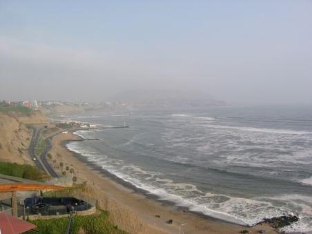 An der Pazifik-Kueste von Miraflores, derzeit ein bisschen Waschkuechen-Nebel in Lima
Sur la cote pacifique au niveau de Miraflores, plutot nebuleux a cette epoque de l'annee