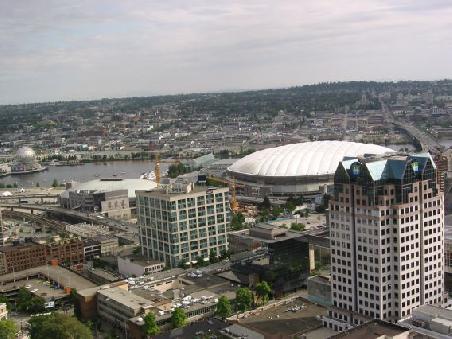 Blick ueber Vancouver, in der rechten Bildmitte das B.C. Place, dessen Dach nur wenige Millimeter dick ist und allein durch Ueberdruck gehalten wird
Vue sur Vancouver, le toit du Stade est un tissu de seulement 1 millimetre et se maintient grace a une difference de pression d'air par rapport a l'exterieur