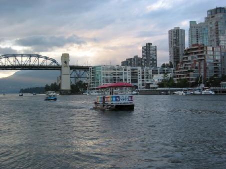 Mit dem Aquabus kommt man problemlos ueber das Meer zu anderen Stadtteilen
Les aquabus transportent les passagers d'un quartier a l'autre autour de False Creek