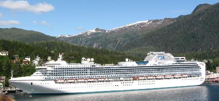 Die Norwegian Sun - hier im Hafen von Ketchikan, 260m lang, 33m breit, stolze 2.050 Passagiere und 950 Besatzungsmitglieder passen auf insgesamt 12 Decks darauf, Baujahr ist 2001
Le Norwegian Sun dans le port de Ketchikan