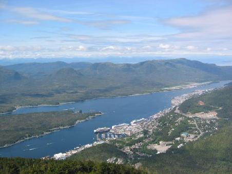 Nochmals Blick vom Deer-Mountain, da unten liegen 3 Kreuzfahrtschiffchen am Pier
Encore une vue du Deer mountain sur le port