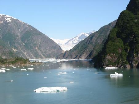 Im Tracy Arms Fjord mit Sawyer Gletscher im Hintergrund, Eisschollen erschweren die Weiterfahrt
Tracy Arm Fjord avec au fony Glacier Sawyer