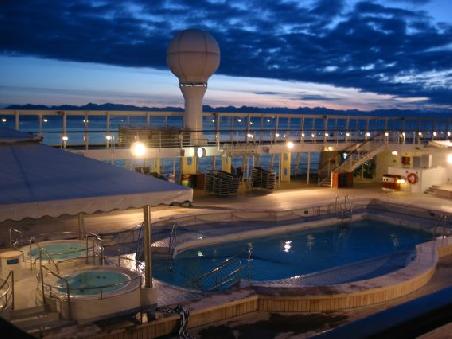 Schoene Farben am Abendhimmel der Inside Passage vom Pooldeck aus
Pont exterieur en soiree