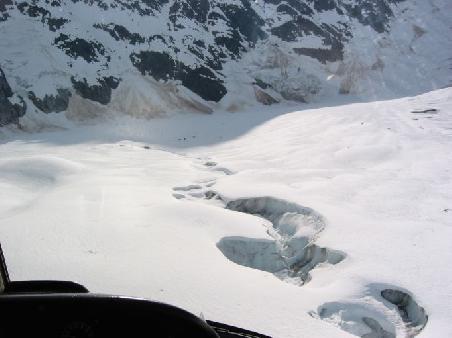 Gletscher in Sicht, da hinten die ganz kleinen Punkte im Schatten (hintere Bildmitte) sind tatsaechlich Menschen
Glacier en vue