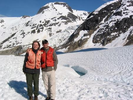 Sicher gelandet wagen wir ein paar Schritte auf dem Gletscher
Nous faisons quelques pas sur le glacier