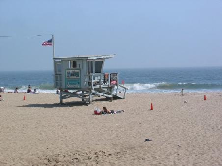 Am Strand von Malibu mit Baywatch-Stil-Lebensretter-Huettchen
Une des plages de Malibu avec les celebres Cabane de Surveillance