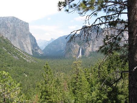 Erster Blick ueber Yosemite mit den Bridalveil Falls im HintergrundYosemite
Premiere vue sur la Vallee du parc Yosemite et la chute d'eau Bridalveil