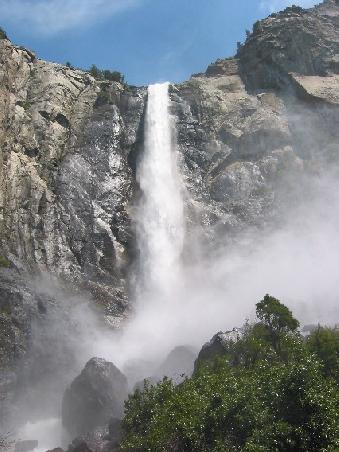 Bridalveil Falls aus der (nassen) Naehe
Les chutes d'eau de Bridalveil de plus pres
