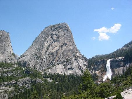 Der Half Dome mit 2.650 m und rechts die Nevada Falls
Le Demi-Dome et a droite les chutes d'eau Nevada
