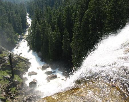 Blick von den Nevada Falls ins Tal
Vue des chutes d'eau Nevada vers la vallee