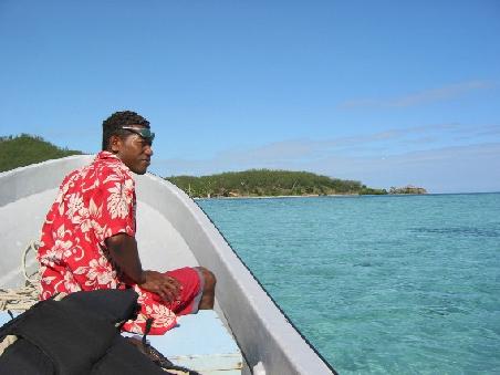 Mit dem Tenderboot geht es rueber auf die Insel Malolo
Transfer en bateau pour le resort de Walu Beach sur l'ile de Malolo