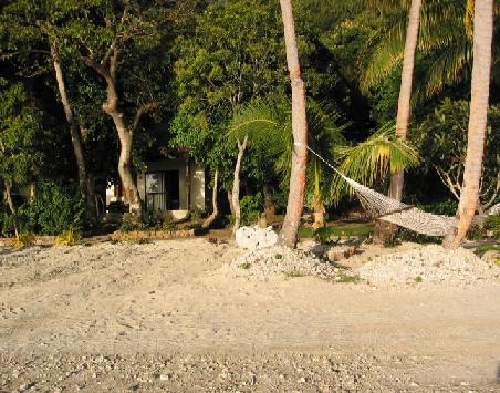 Unsere Bleibe fuer die naechsten Tage, die "Bure" liegt direkt am Strand unter Palmen und die Haengematte laedt zum Faulenzen ein
Notre "bure" direct sur la plage de Walu Beach, sous les palmiers