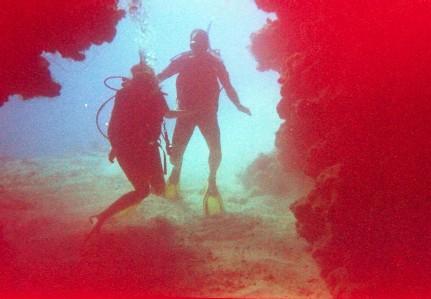 Hier stehen wir auf dem Grund des Castaway Wall Reefs vor einer netten Hoehle
En plongee au Castaway Wall