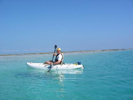 Mit dem See-Kayak unterwegs vor der Insel Malolo
En ballade avec les kayaks
