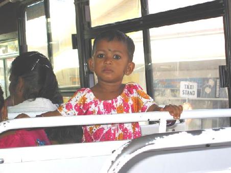 Auch die Kleinsten moegen gerne Busfahren und staunen uns Weissgesichter gerne mit grossen Augen an
Notre petite princesse hindou dans le bus nous devisage avec ses grands yeux
