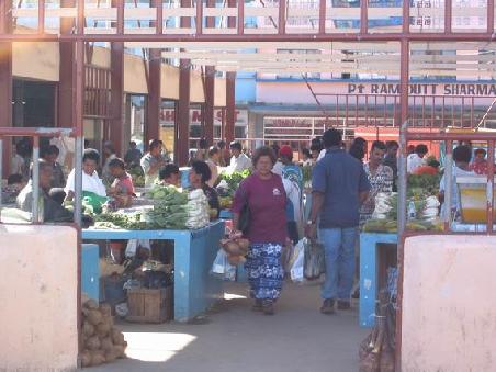 Der Markt von Sigatoka bietet allerlei frisches Obst, Gemuese und Fisch
Le marche de Sigatoka offre tous types de fruits et legumes et poissons possible