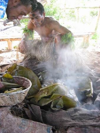 Das Essen wir unter der Erdoberflaeche gekocht und muss vor Verzehr erstmal wieder ausgegraben werden
Notre dejeuner est sortie de terre. C'est le Lovo, la maniere traditionnelle de cuisiner a fiji