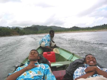 Wir sehen hier echte Fiji-Arbeitsteilung : Unsere Guides muessen erstmal ein kleines Schlaefchen machen, waehrend der Kaptain hinten fleissig Wasser aus dem Boot schippt und uns durch die Stromschnellen lenkt und Benzin nachfuellt
Nos guides se reposent pendant le trajet aux chutes d'eau