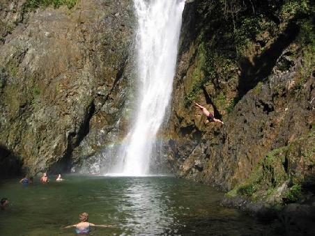 Am grossen Wasserfall: Unser todesmutiger NZ-Stammeshaeuptling (rechte Bildmitte) stuerzt sich gerade mit Fiji-Style-Bauchklatscher vom Felsen in die Tiefe
Enfin, arrivee a la grande chute d'eau, et bien sur les hommes s'essaient au saut depuis plusieurs metres