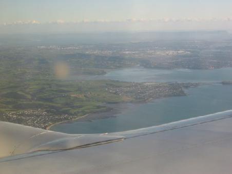 Landeanflug auf Auckland durch den Hauraky Gulf
Vue de l'avion a l'arrivee a Auckland